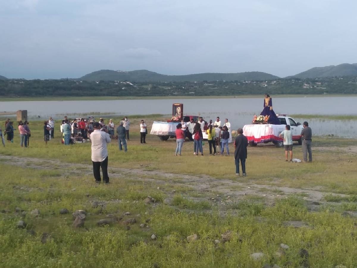 Con procesión, piden por buen temporal en la laguna de El Rodeo