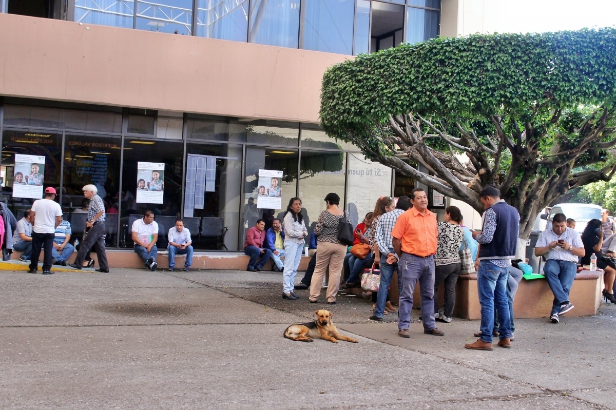 Protestan maestros por adelanto de convocatoria para cambios de adscripción