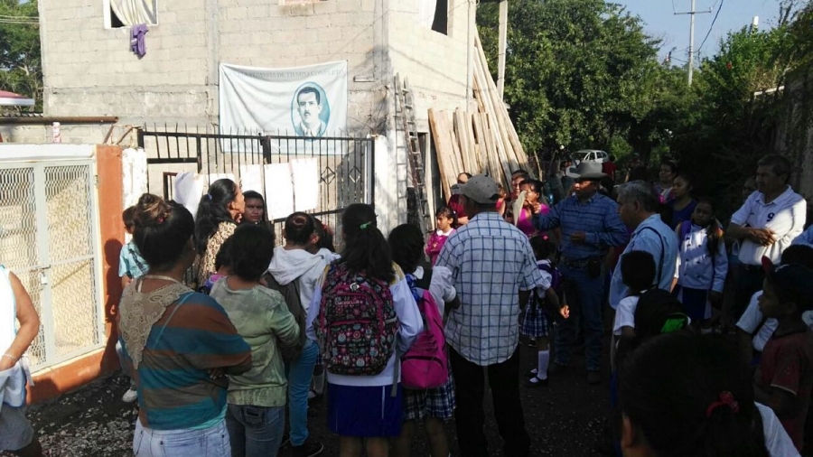 Toman Primaria Lázaro Cárdenas del Río en demanda de remover a la directora