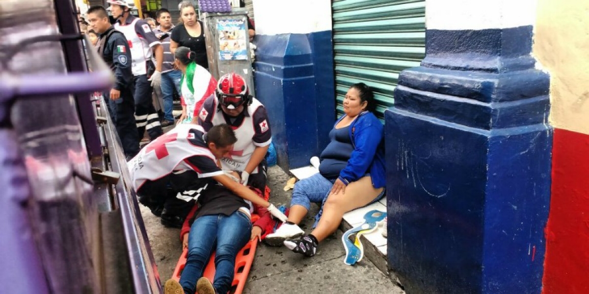 Tres personas resultan lesionadas tras accidente vehicular en el centro de Cuernavaca