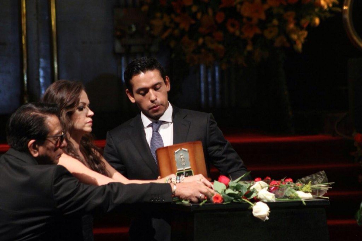 Concluye homenaje; 700 mil despiden a Juan Gabriel en Bellas Artes