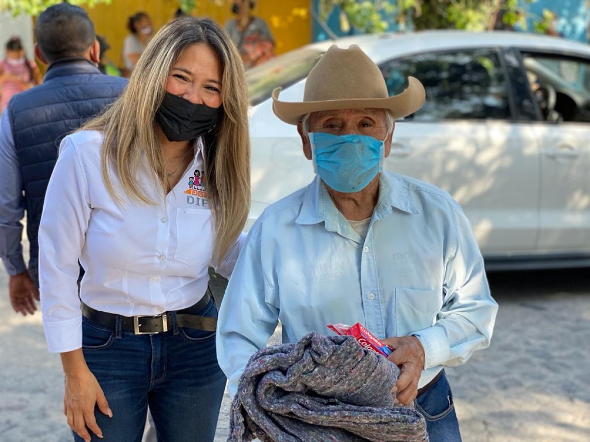 Entrega DIF Cuernavaca cobijas a familias de colonias Lázaro Cárdenas y Santa María