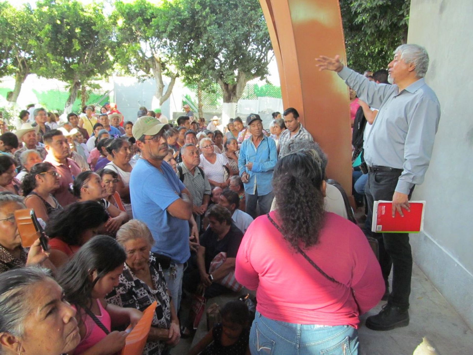 Intentan aclarar retrasos en entrega de recursos del programa de reconstrucción