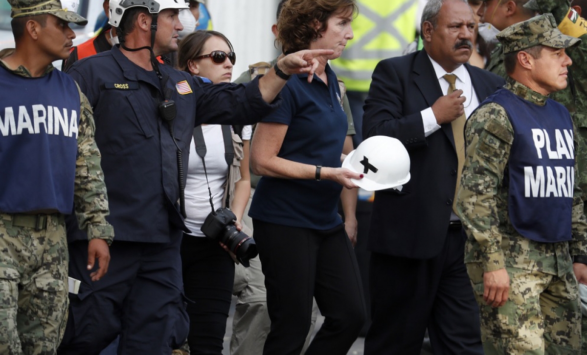 Embajadora de EU en México visita a rescatistas en la colonia Roma