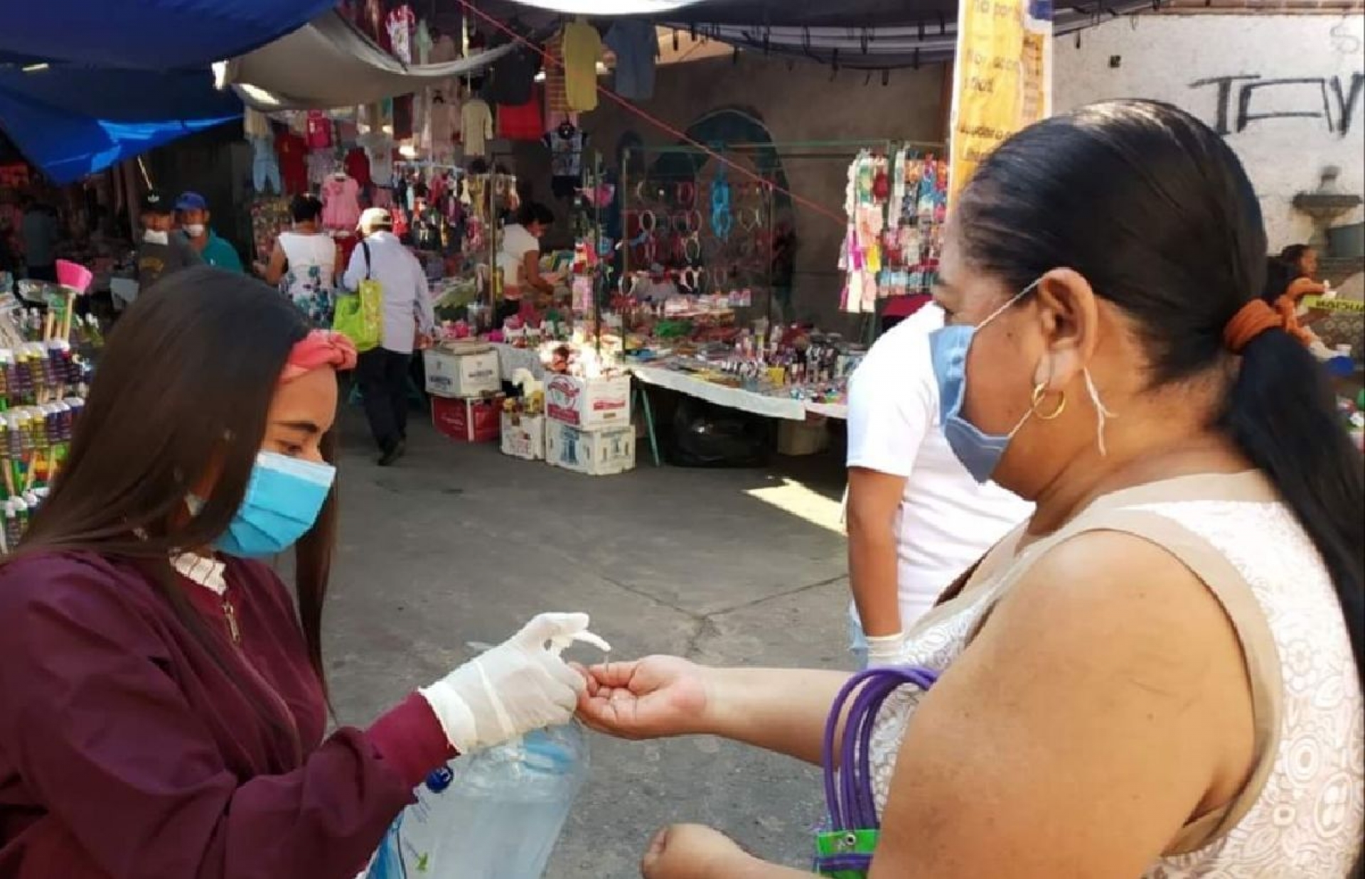 Bajo medidas especiales, se instaló el tianguis dominical de Miacatlán