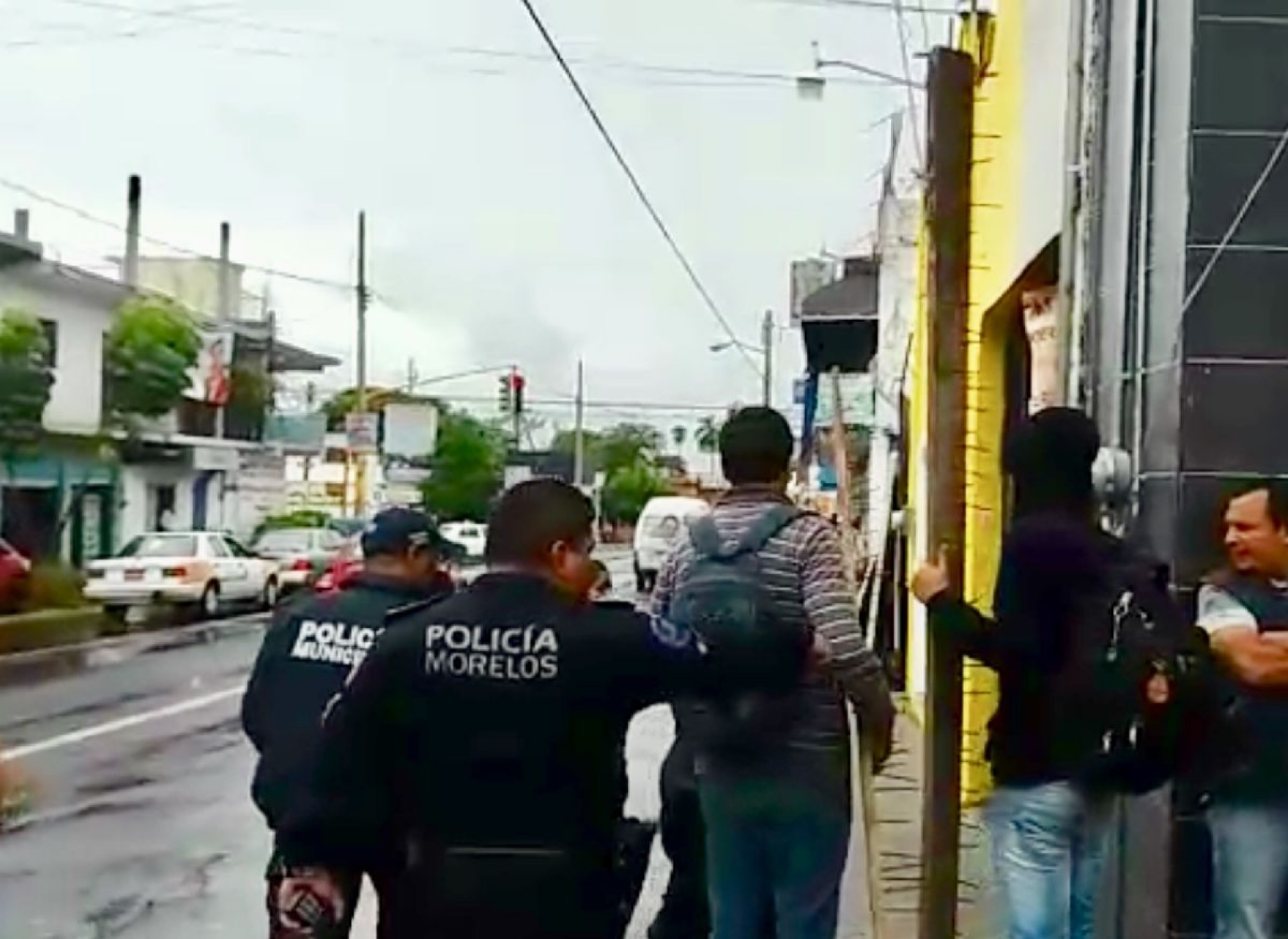 Normalistas intentan retener autobuses para sus movilizaciones