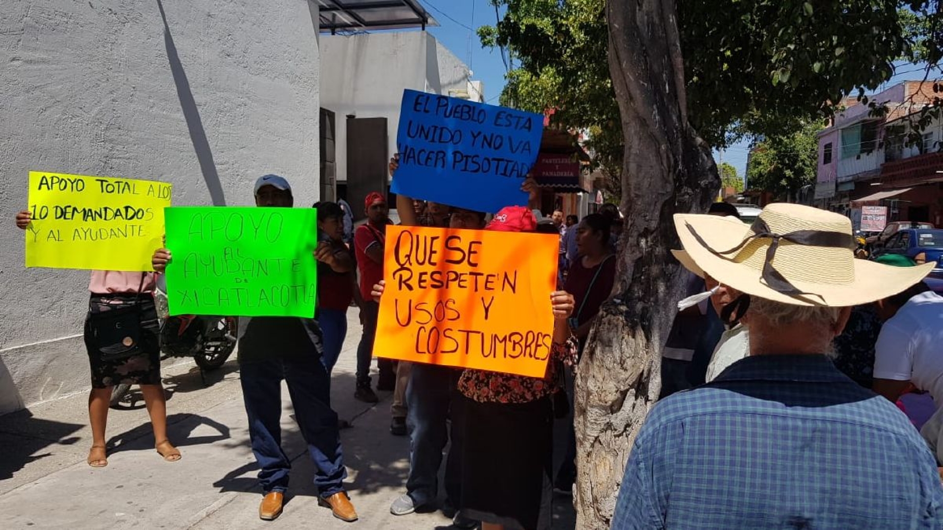 Vecinos de Xicatlacotla exigen respeto a usos y costumbres