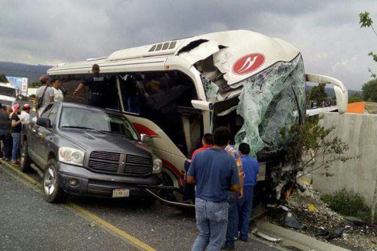 Choque de un autobús deja cuatro heridos en Cuernavaca