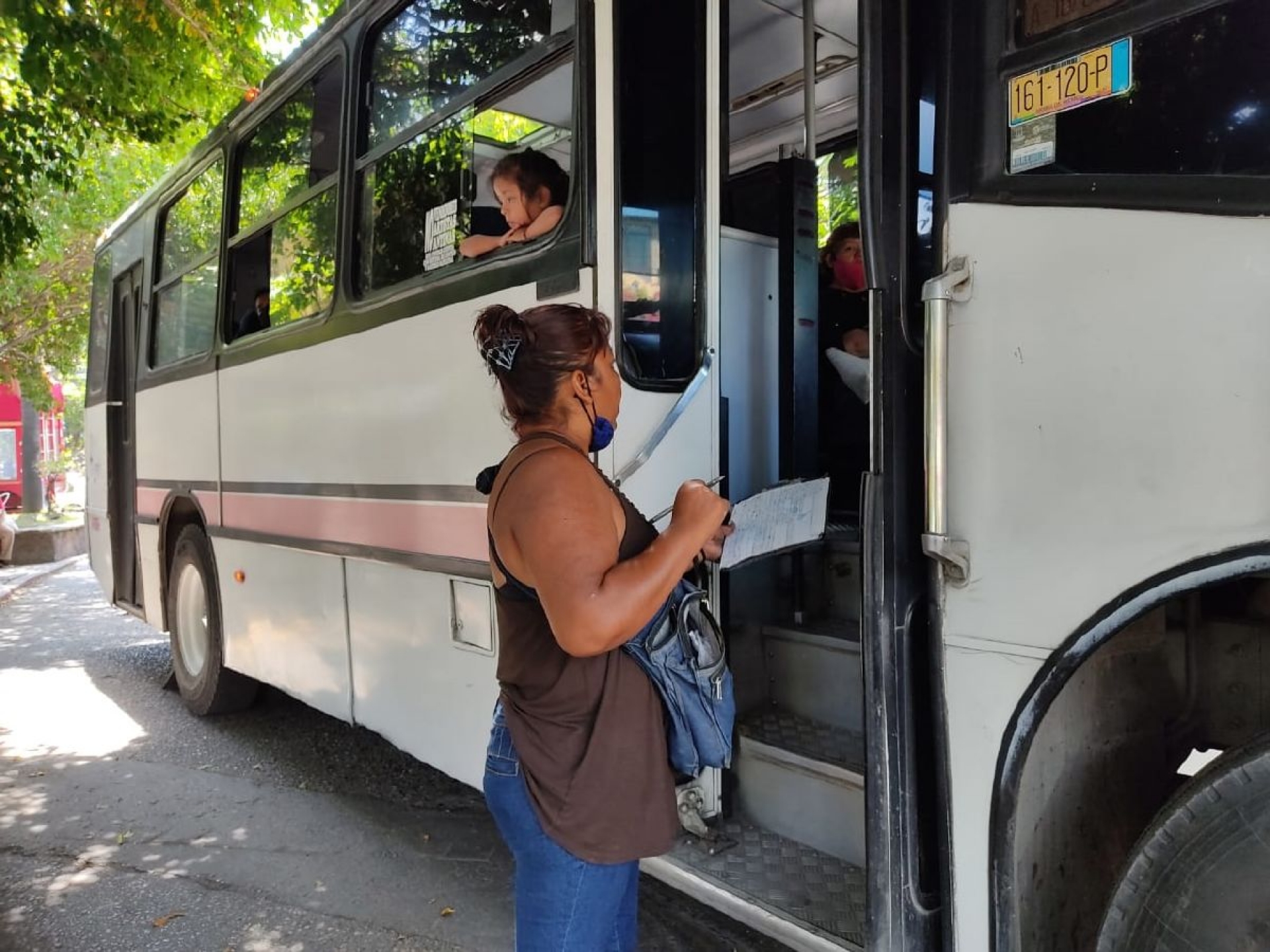 Caen sus ingresos casi a la mitad como checadora