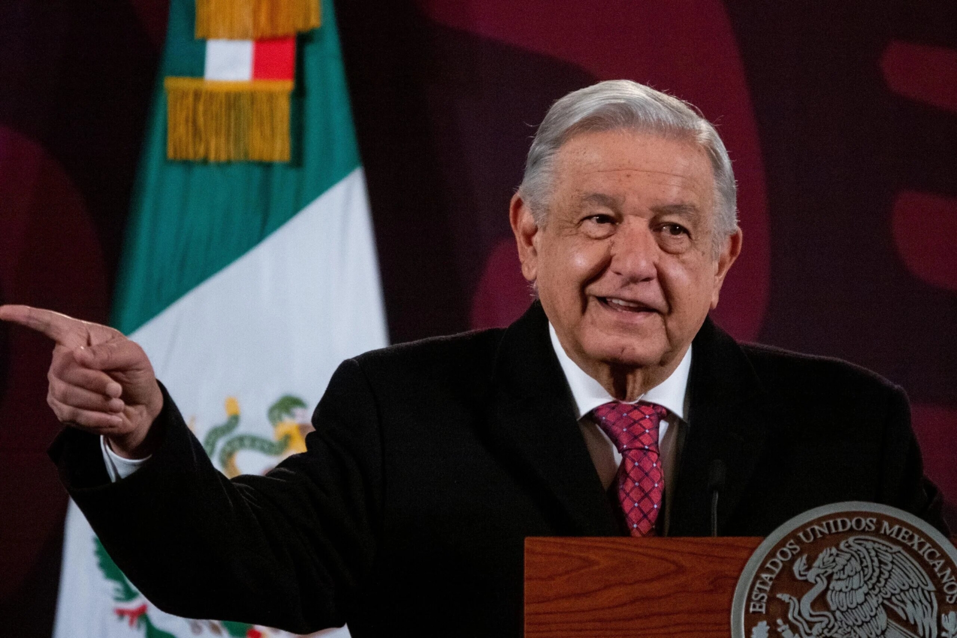 López Obrador defiende AIFA y califica Texcoco como 'fango'