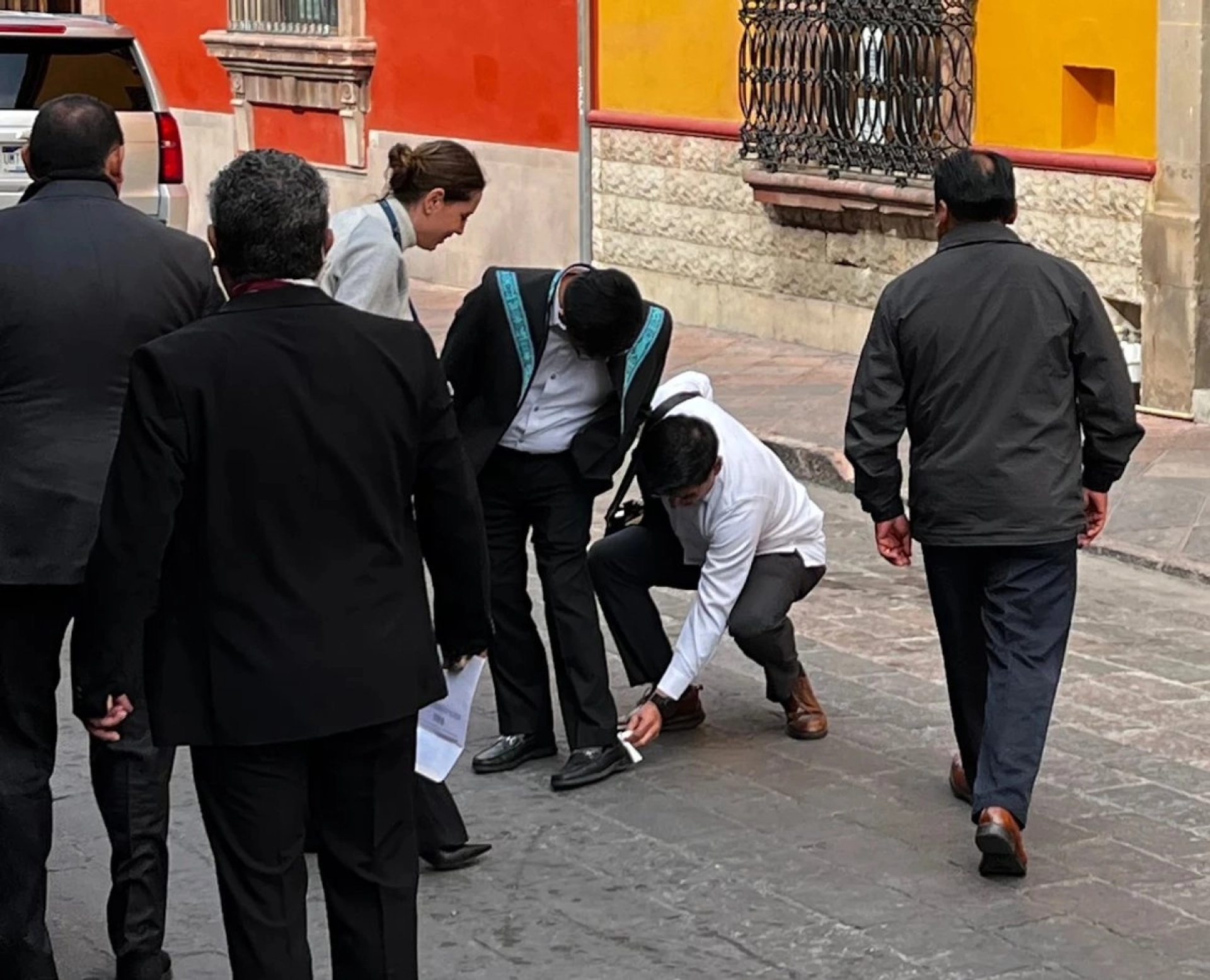 Colaboradores limpian calzado de Hugo Aguilar; ministro ofrece disculpa tras polémica