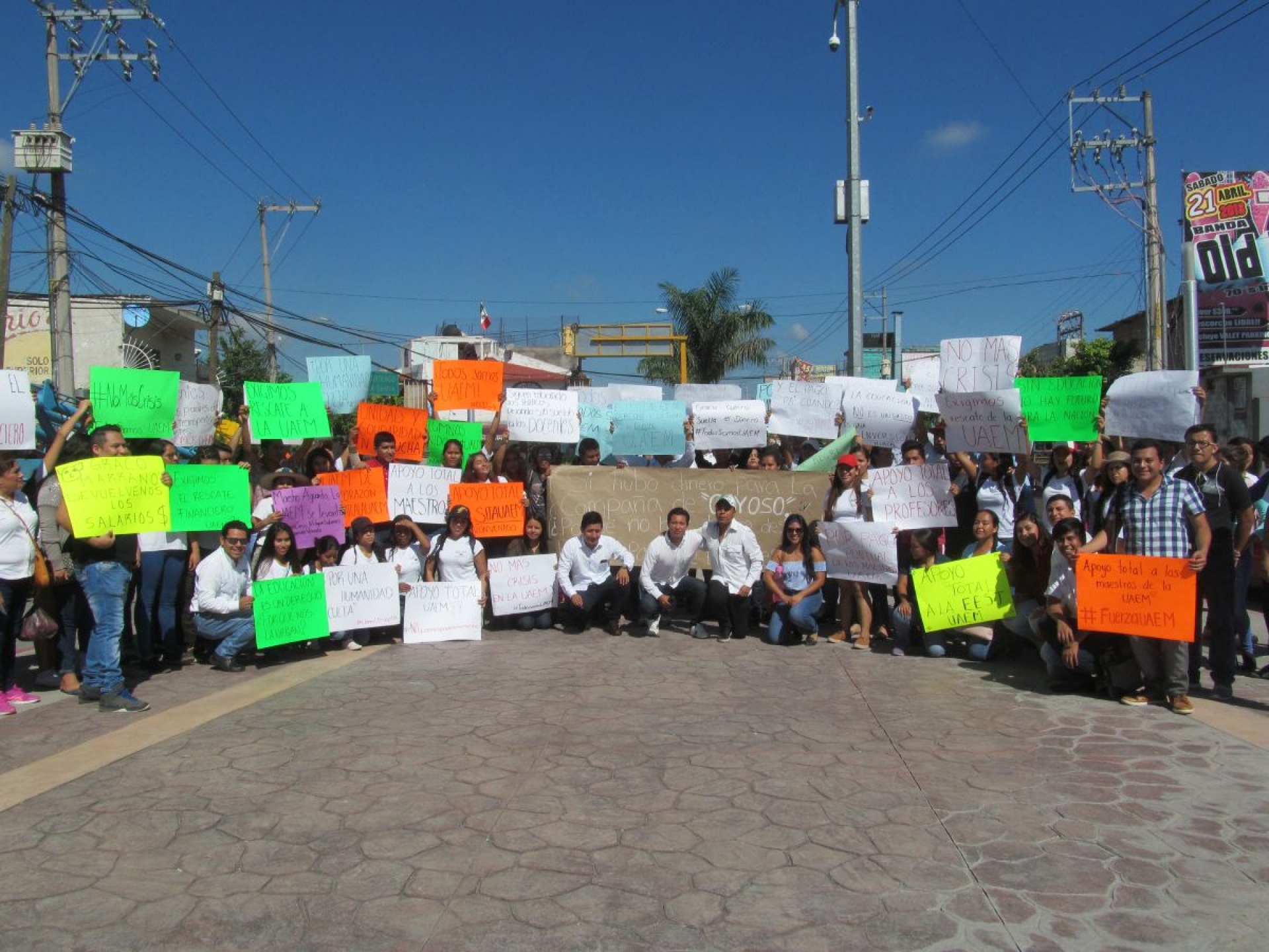 Se manifiestan y marchan universitarios de la región sur