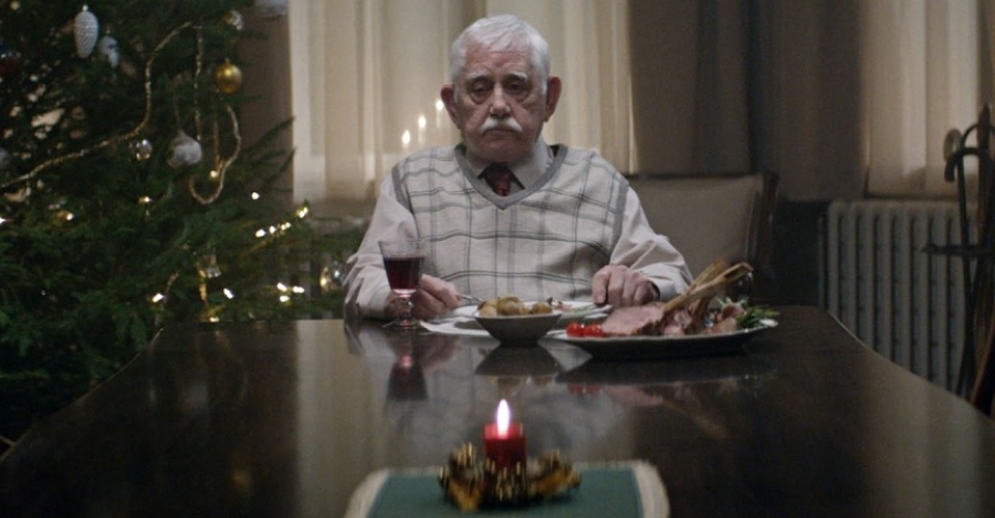 Te impactará lo que hace este abuelito para reunir a su familia en navidad