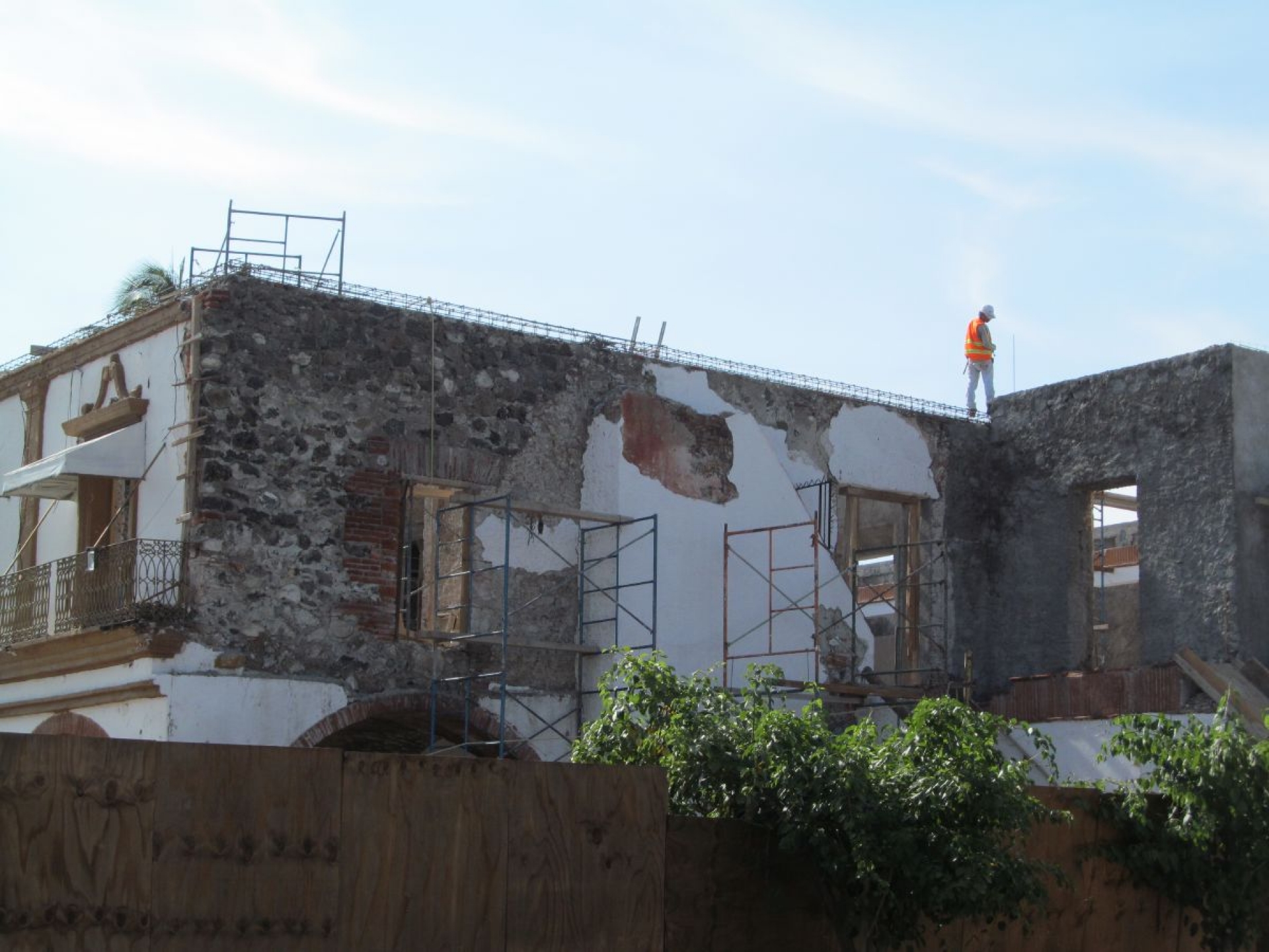 Reconstruyen presidencia de Jojutla con materiales inadecuados