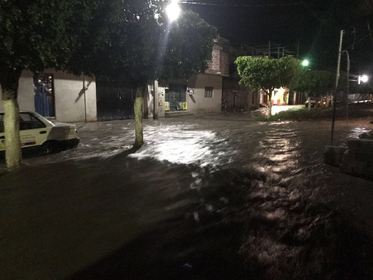 Numerosas viviendas inundadas en Tepalcingo por crecida de canales