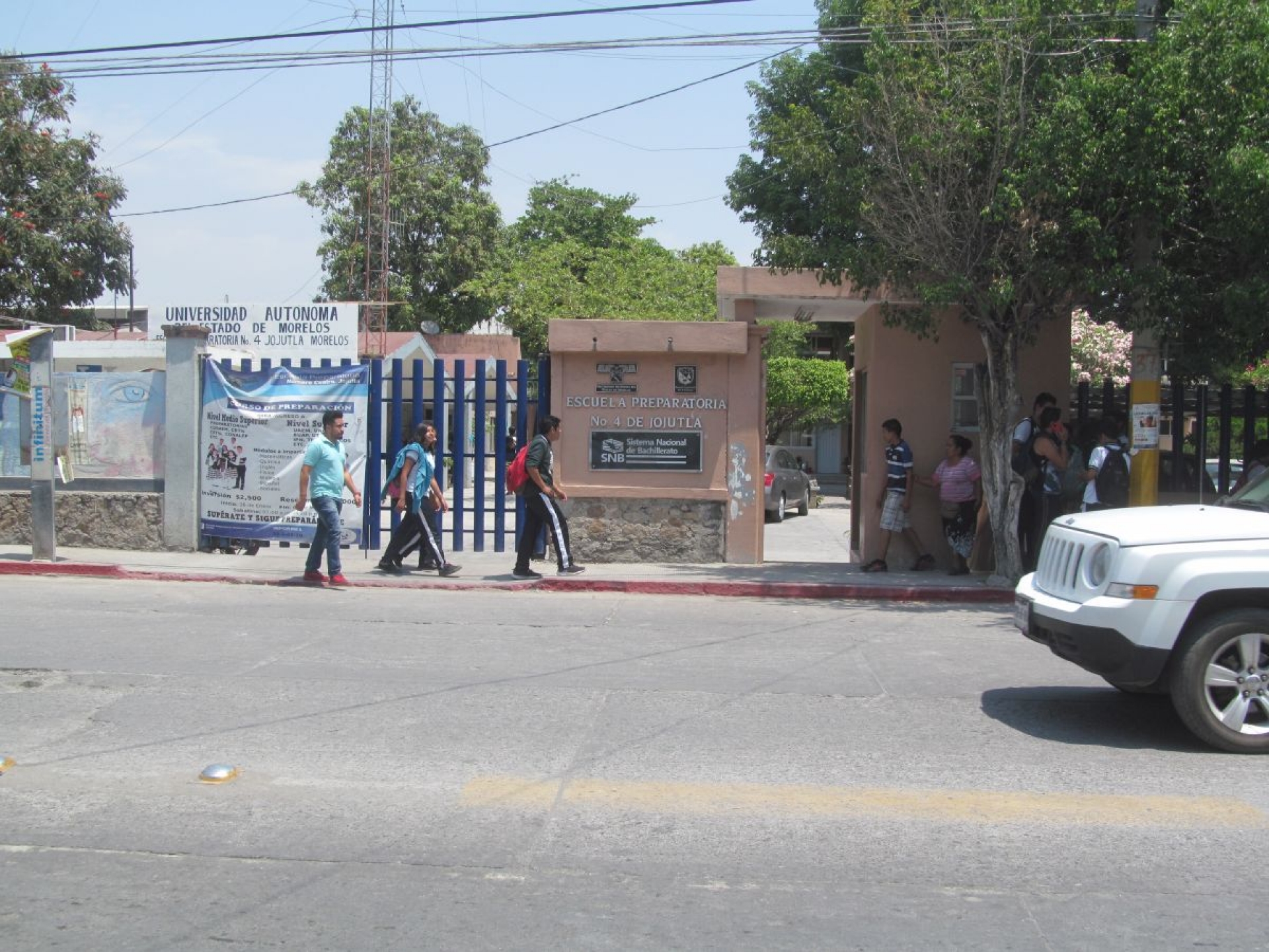 Por seguridad, ya no permitirán que preparatorianos salgan del plantel durante clases