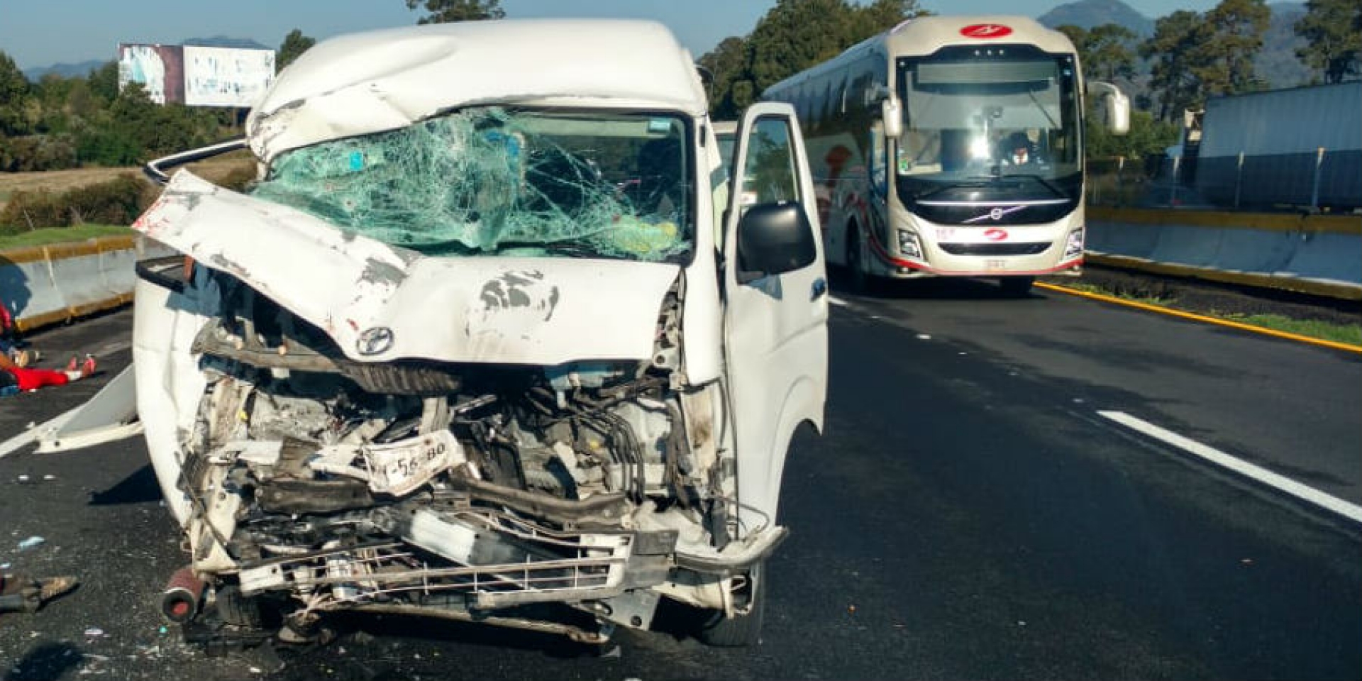 Tres lesionados tras accidente vehicular en la autopista México-Cuernavaca