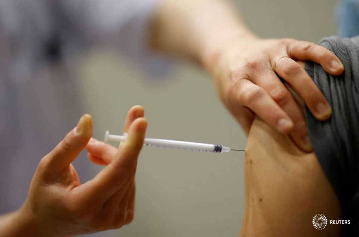 Francia administrará en septiembre la tercera dosis de vacuna COVID
