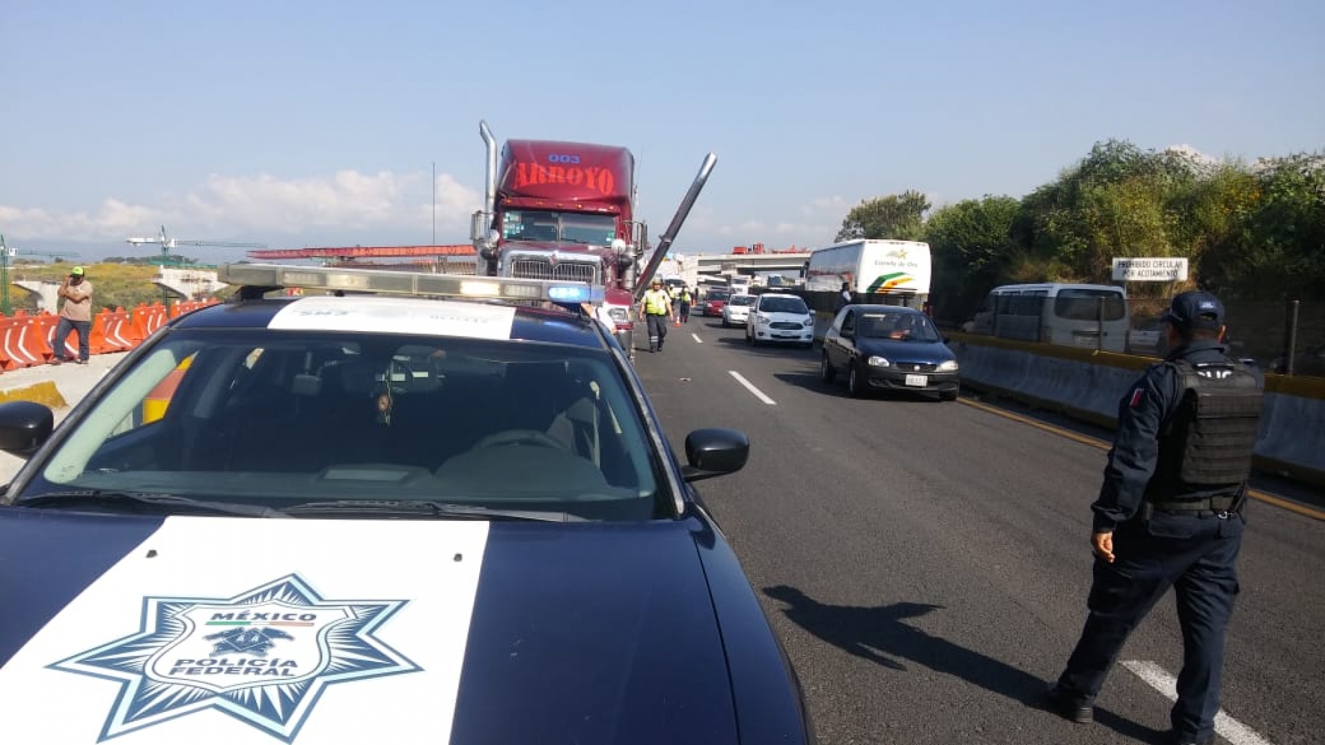Impacta tráiler a varios vehículos en la autopista México-Acapulco