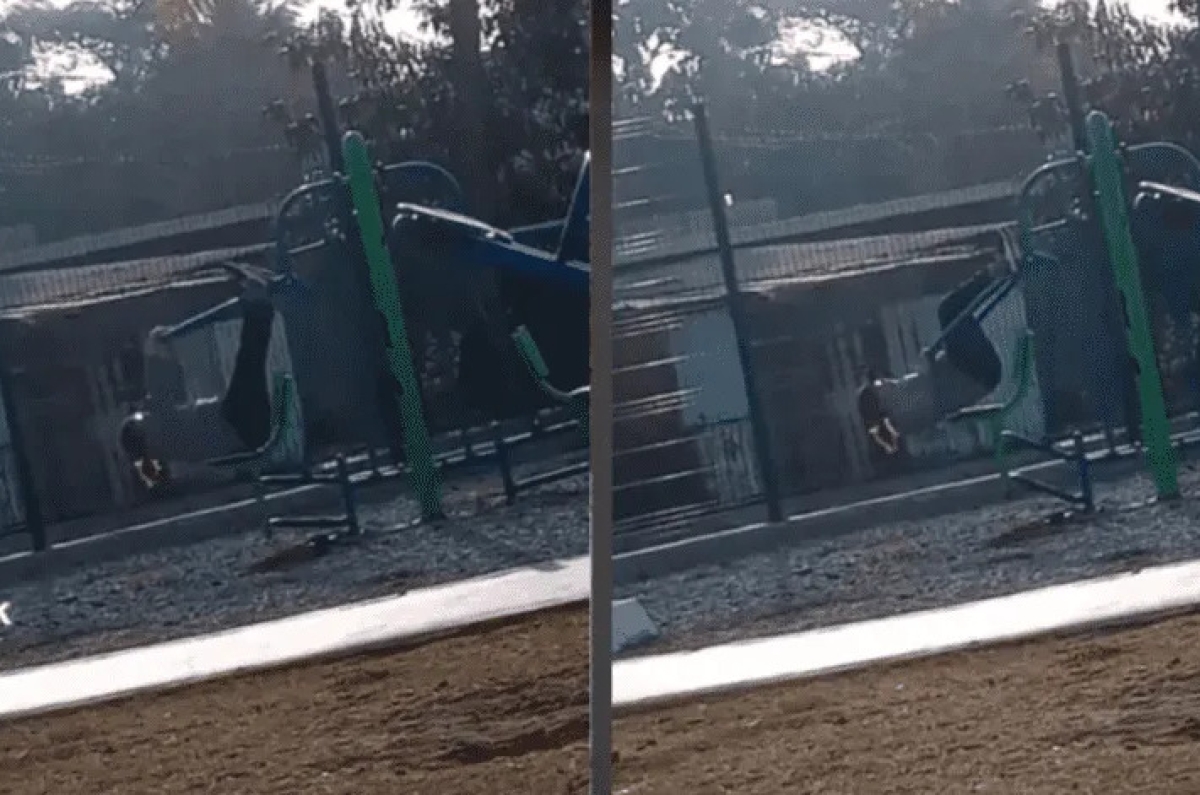 Captan a mujer haciendo ejercicio de una forma extraña en aparatos de parque