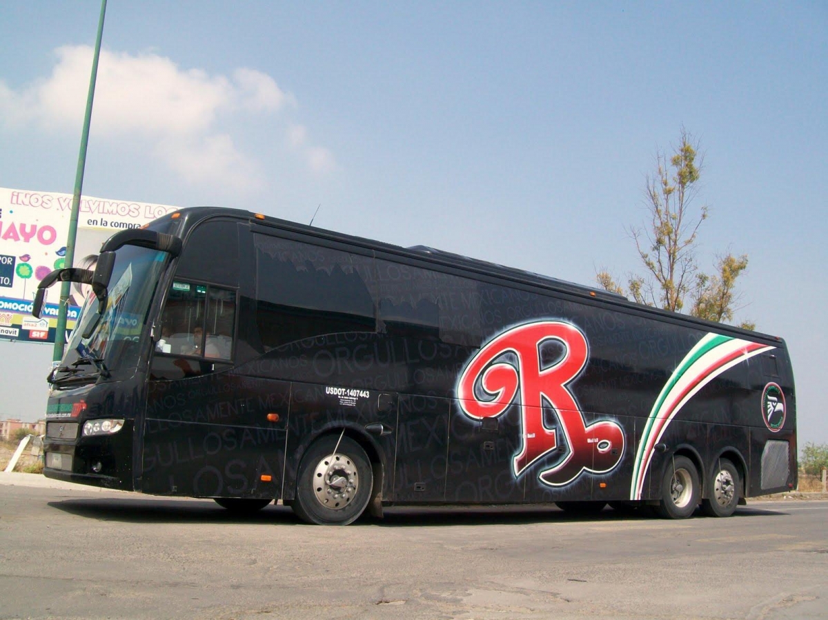 Balean uno de los camiones de la banda 'El Recodo'