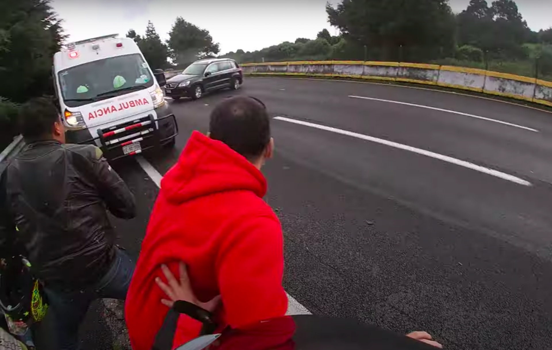 Se detienen a ayudar en accidente y los atropella camioneta