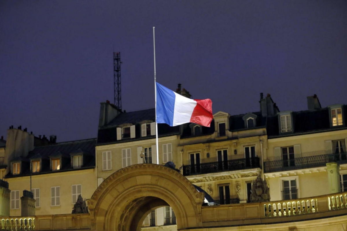 Francia decreta tres días de duelo nacional por atentado