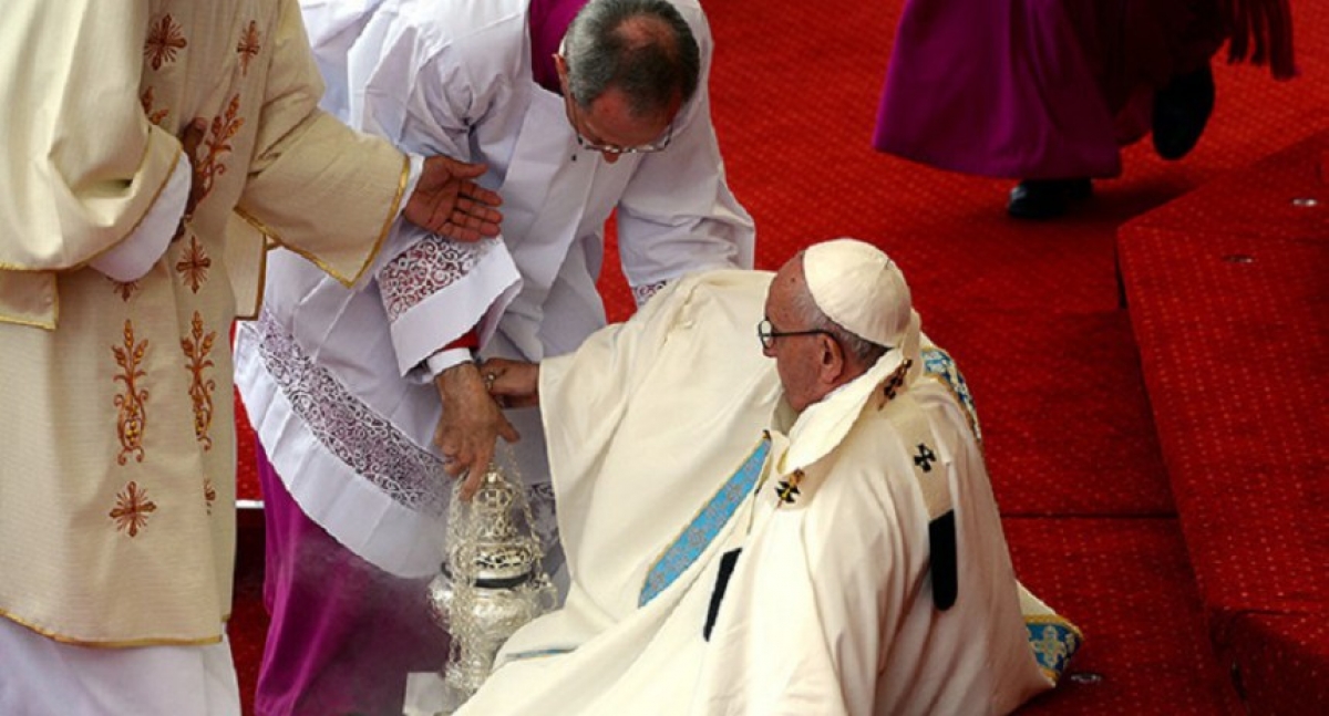 El Papa Francisco sufre aparatosa caída durante misa multitudinaria en Polonia