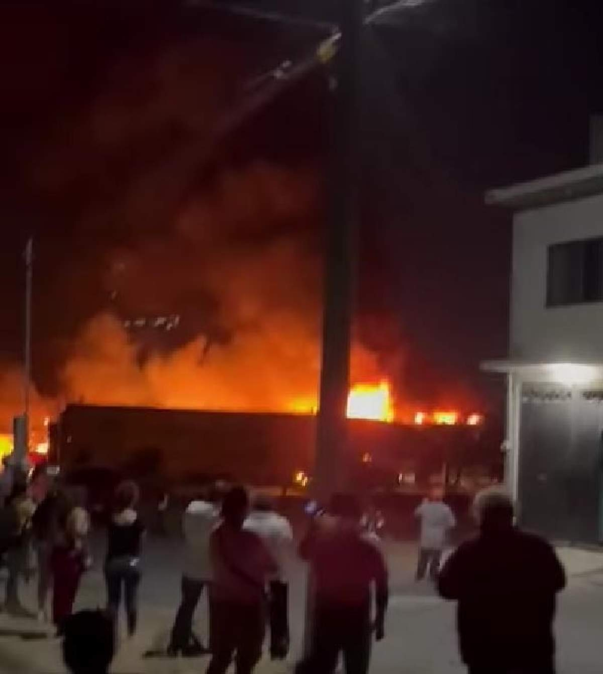 Arde bodega de desperdicios industriales en Yecapixtla