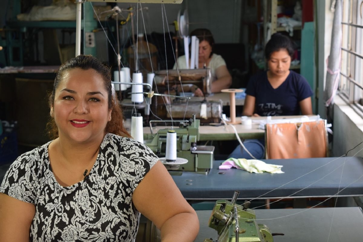 Capacitarán a mujeres jefas de familia en la elaboración de uniformes escolares