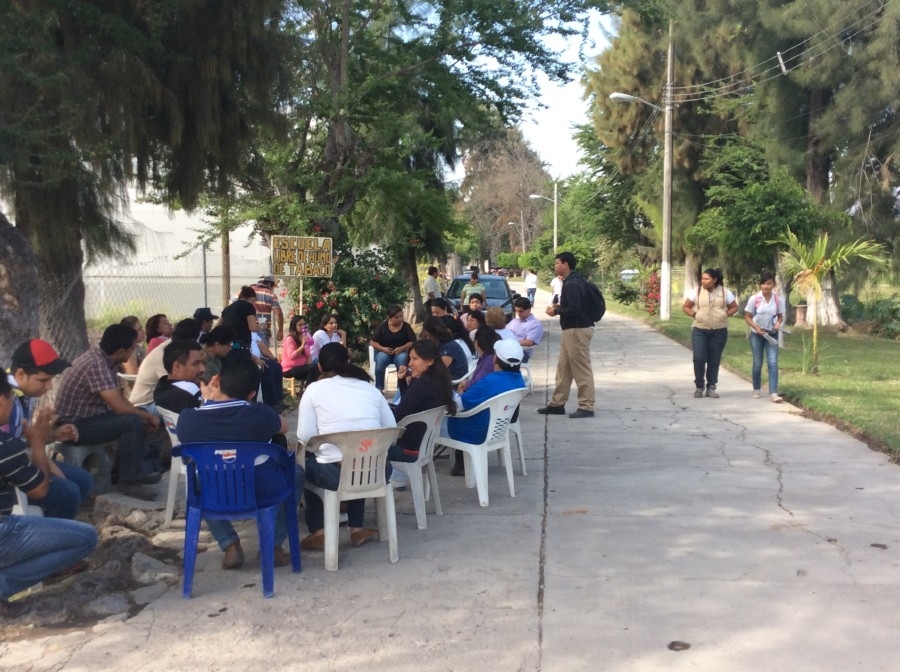 Por segundo día consecutivo realizan paro de brazos caídos maestros del CBTA  8