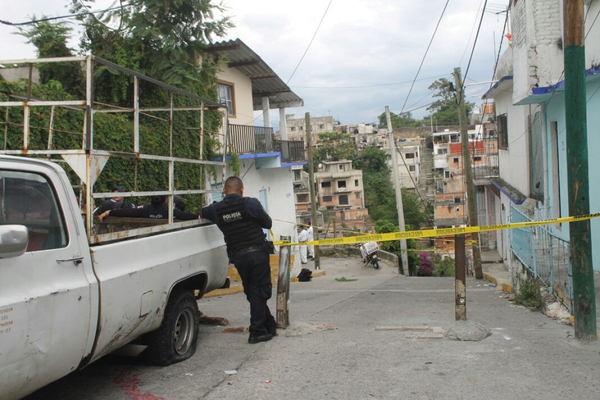 Acribillan a empleado de una cadena de farmacias