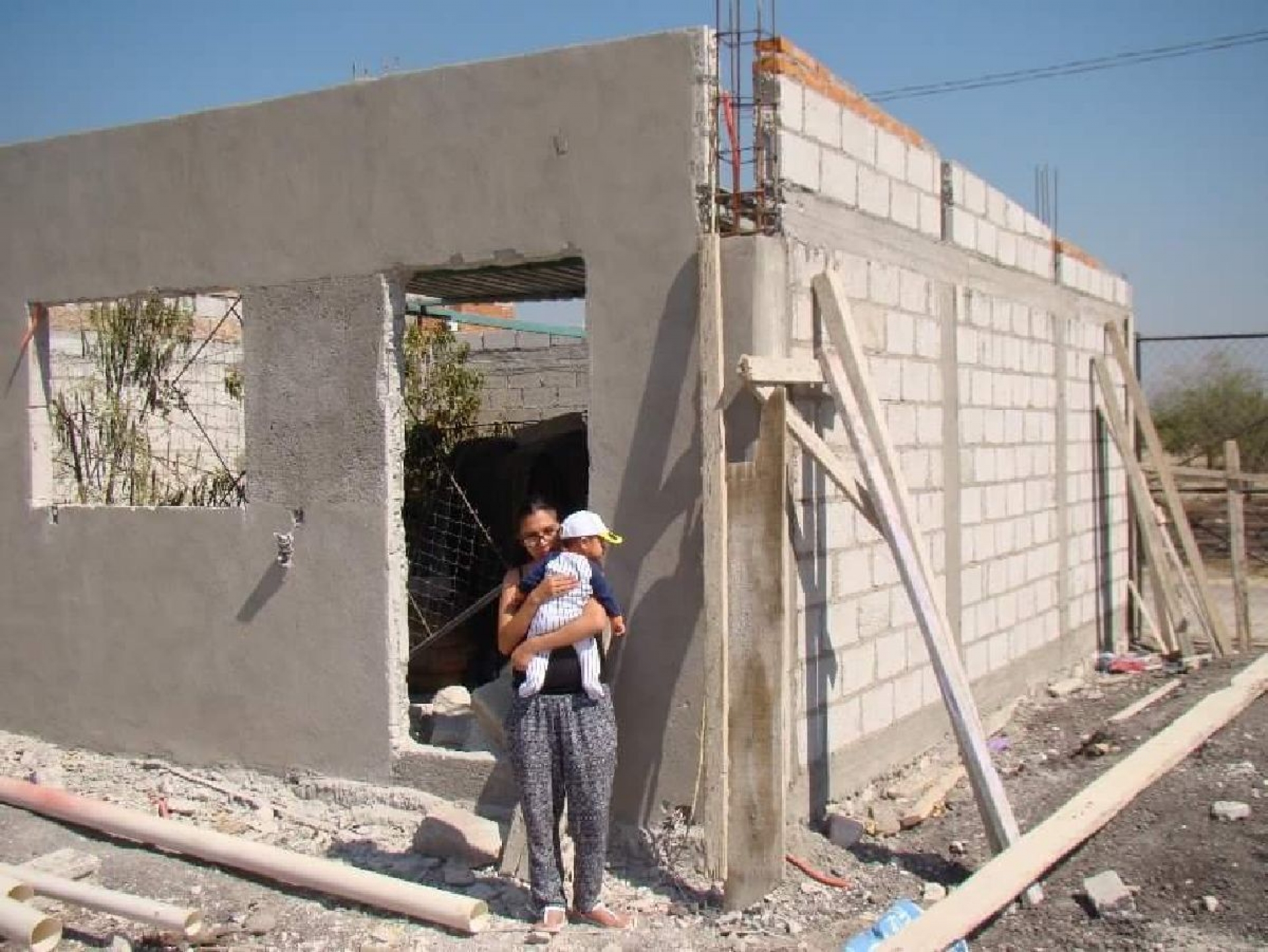 Continúa Édgar Muñoz Sanabria con la entrega de material de construcción