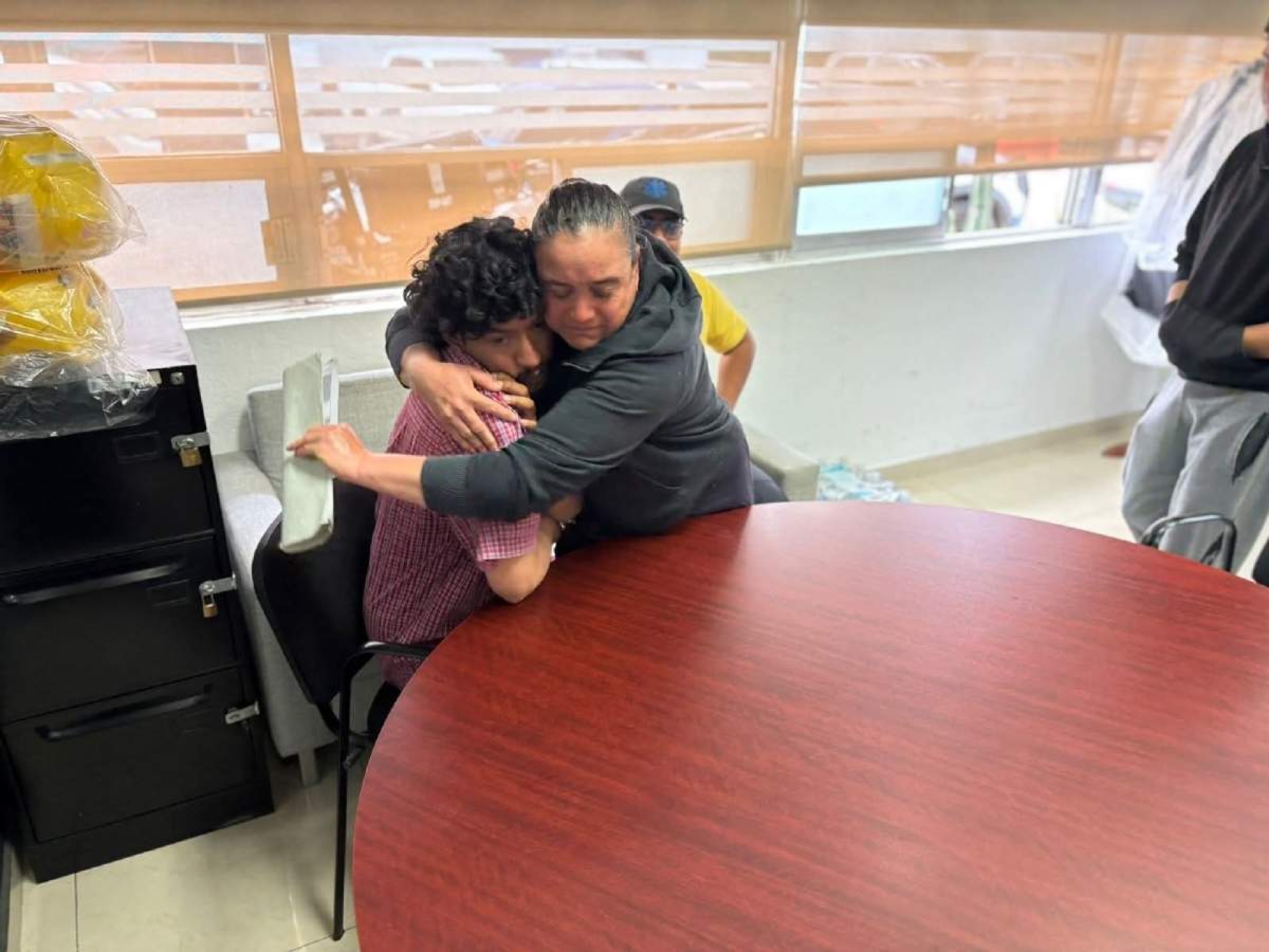Joven localizado en Coatlán se reencuentra con su familia en Edoméx