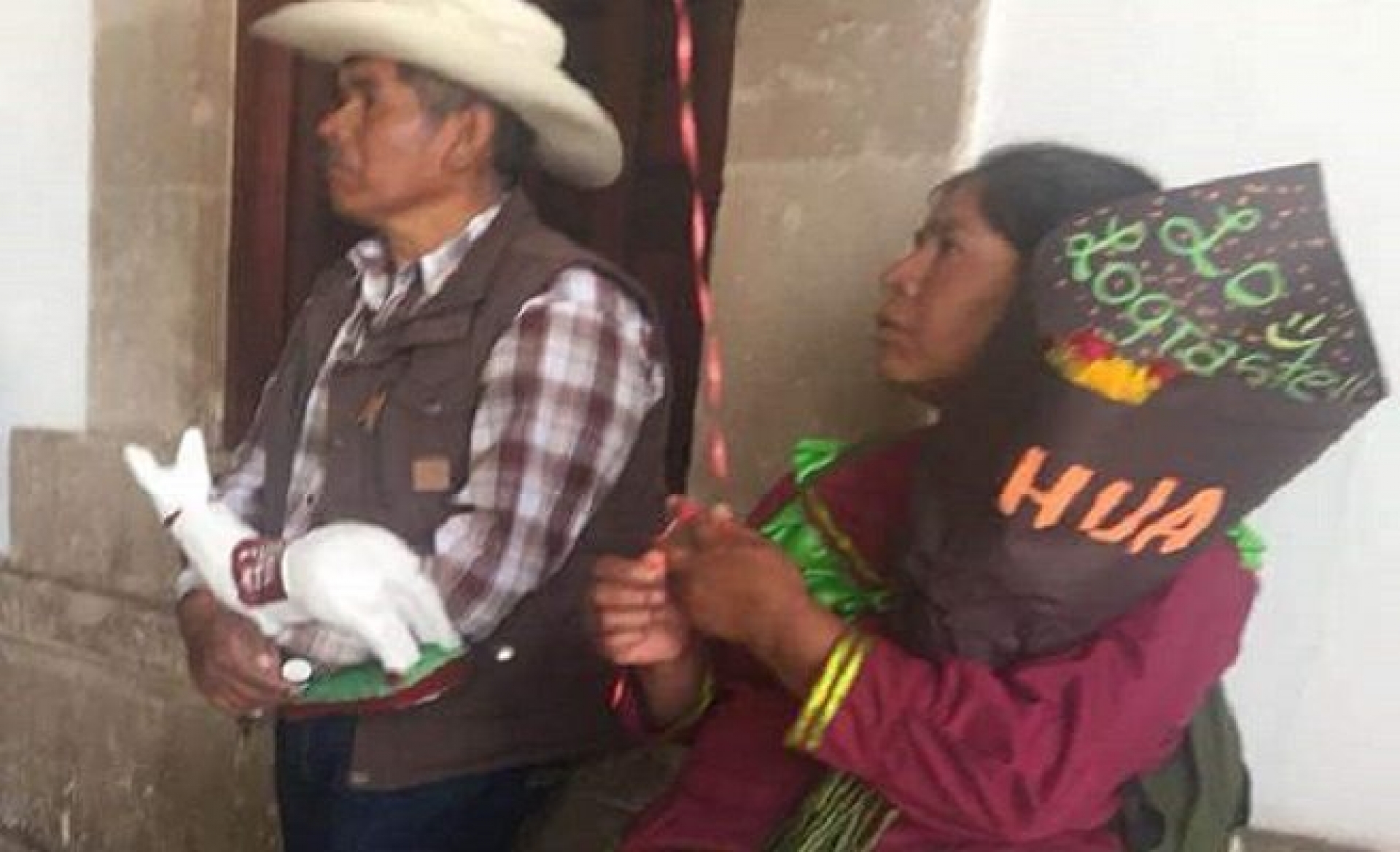 Padres indígenas viajan durante horas a la graduación de su hija y conmueven a las redes