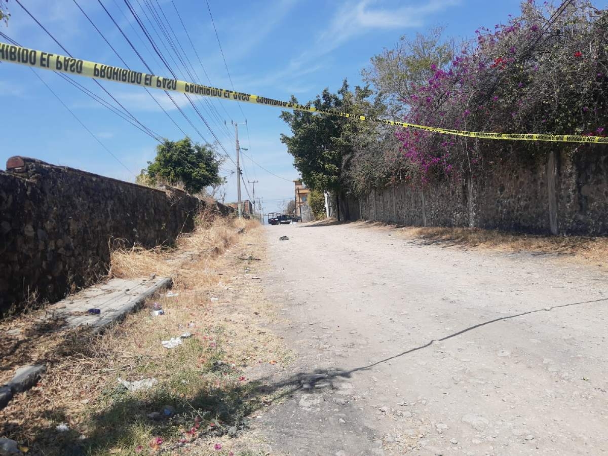 Tiran un cuerpo envuelto en una cobija