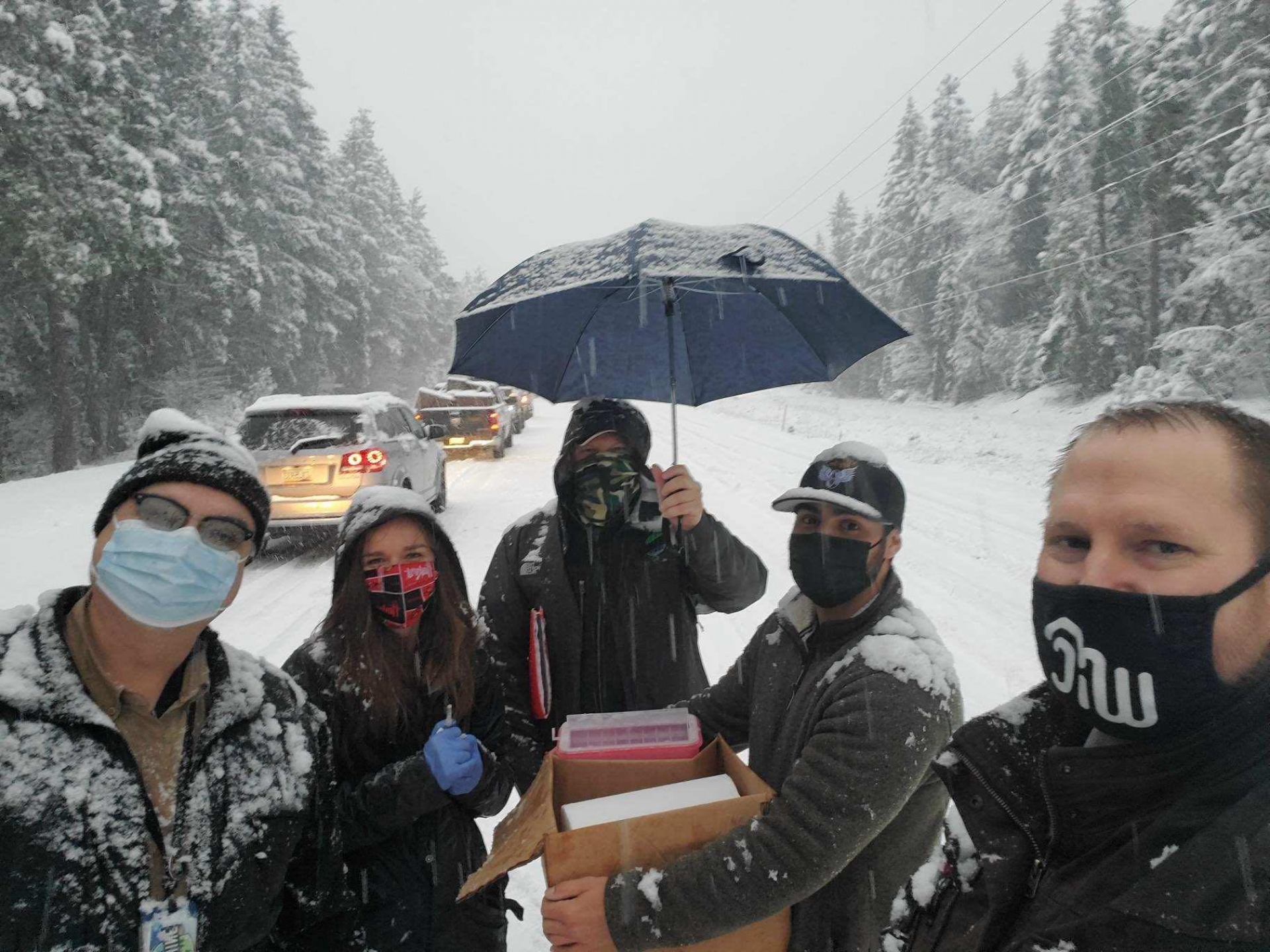 Vacunan a automovilistas varados en la nieve para "salvar" dosis a punto de caducar