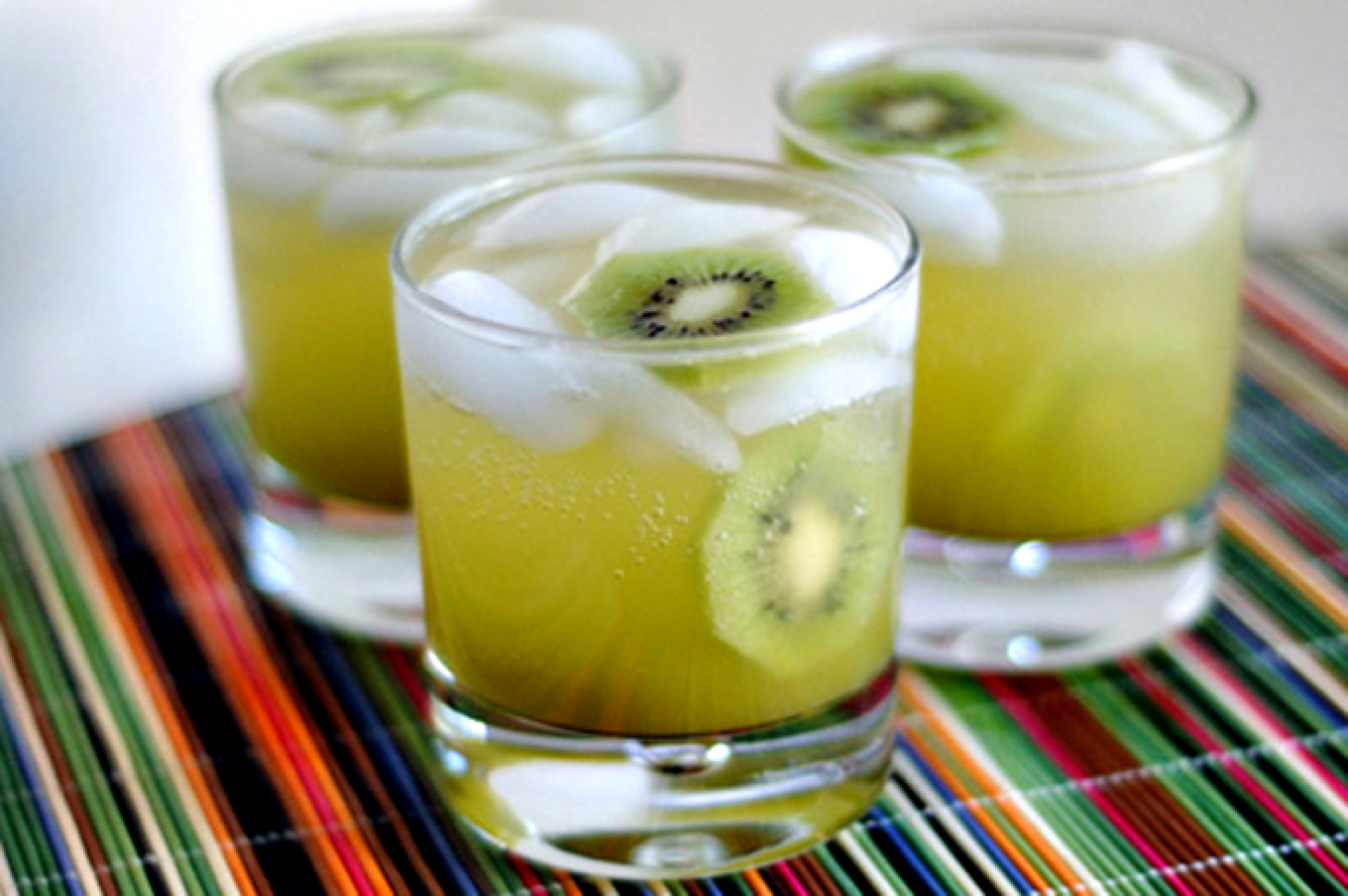 Agua de kiwi con menta: bebida refrescante y saludable
