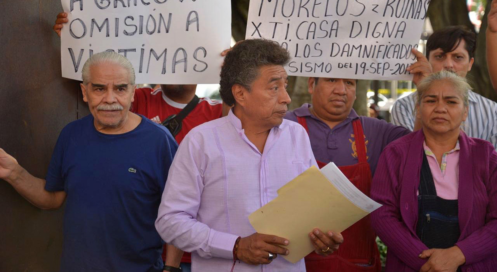Se manifiestan comerciantes del ALM