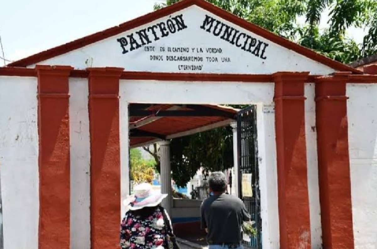 Llaman a no colocar floreros en los panteones este 10 de mayo