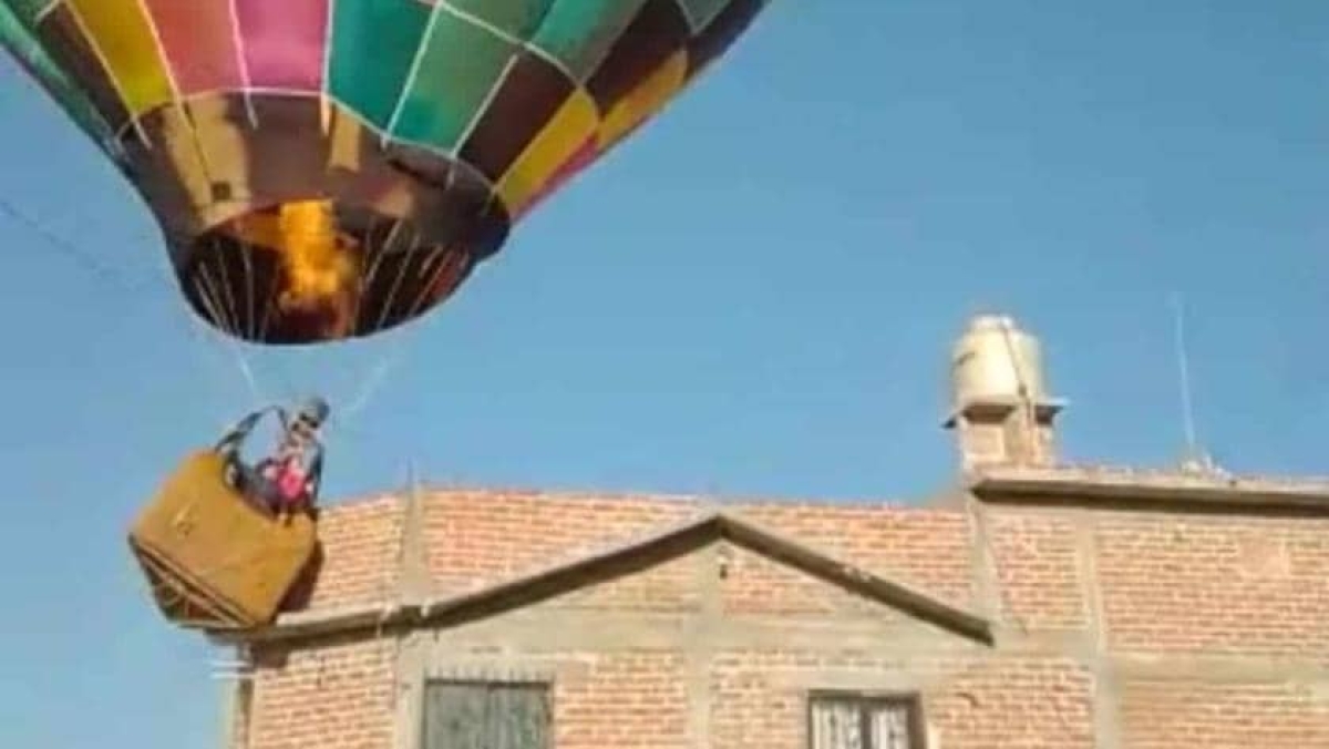 Globo aerostático choca contra una casa y tira un tinaco