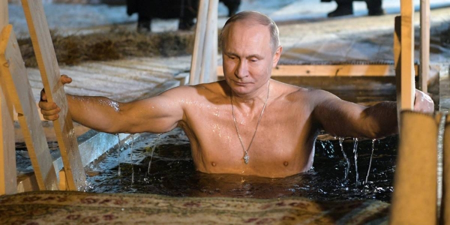 Vladimir Putin se baña en un lago helado para celebrar la Epifanía