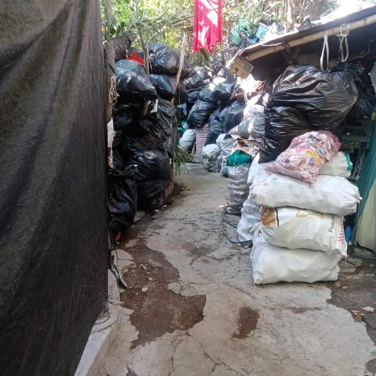 Denuncian acumulación de basura en una privada