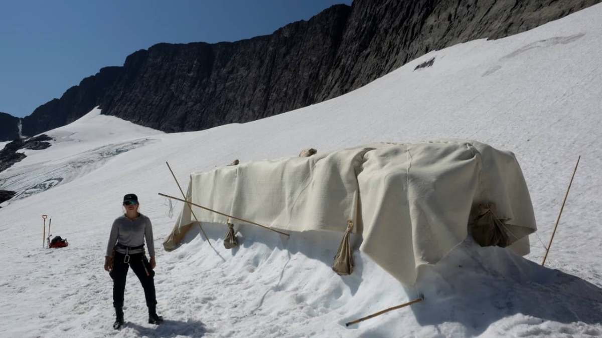 Cubren glaciar en Suecia con una sábana por el calentamiento global