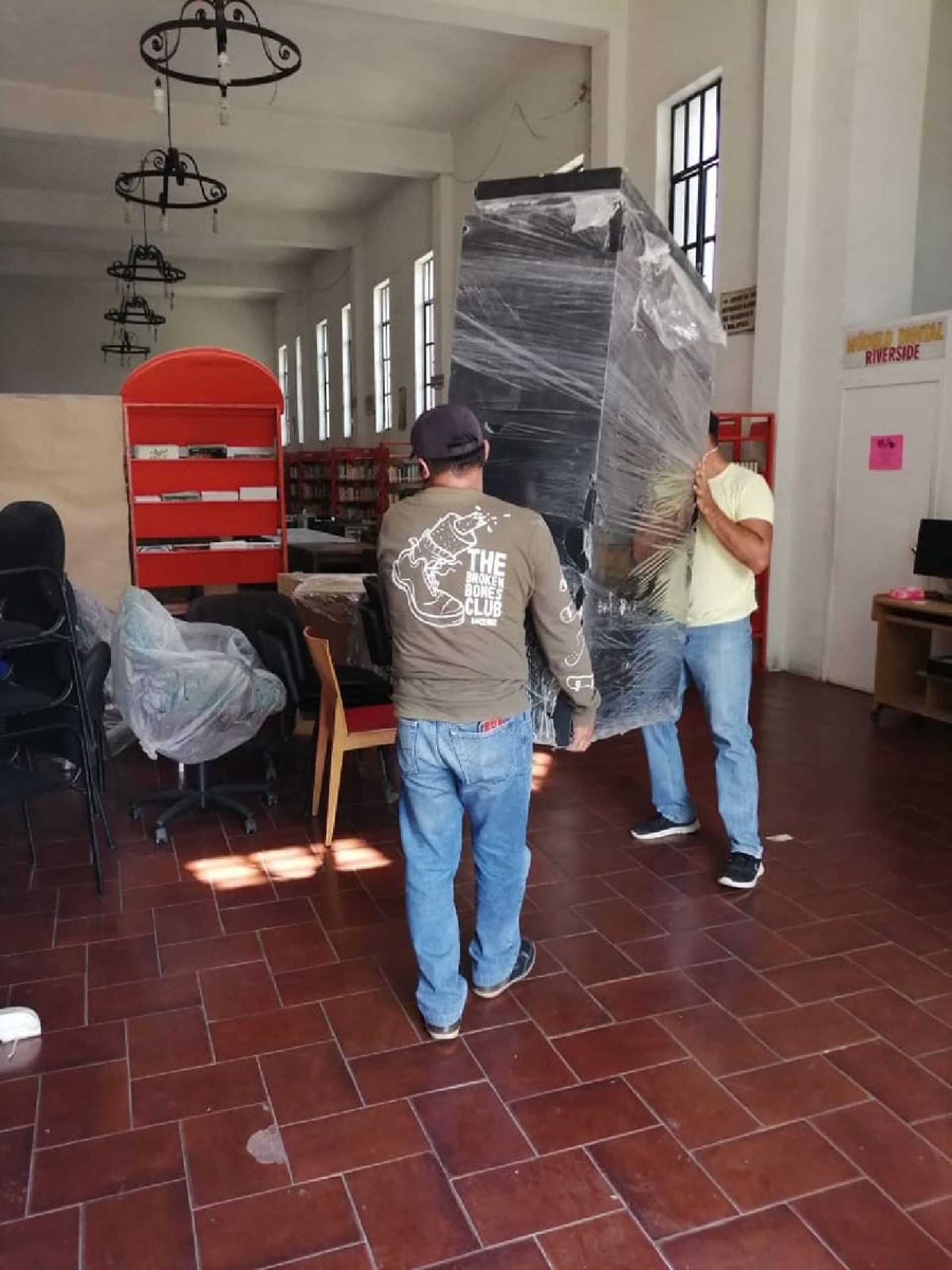 Recibe biblioteca “Abraham Rivera” donación de mobiliario