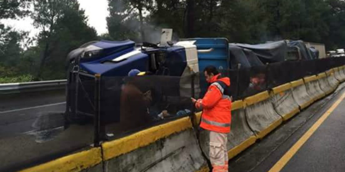 Se registra accidente de tráiler en la autopista México-Cuernavaca