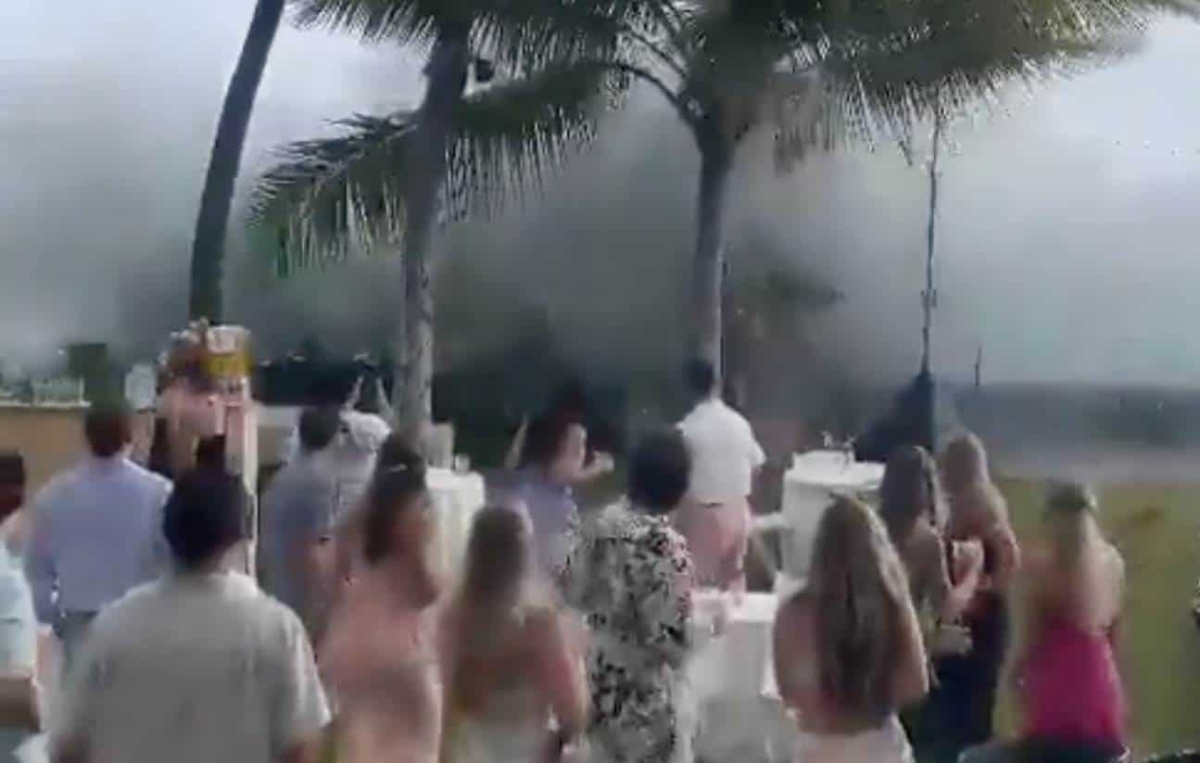 ¡Lo que la ola se llevó! Boda en Hawai es interrumpida por fuerte oleaje