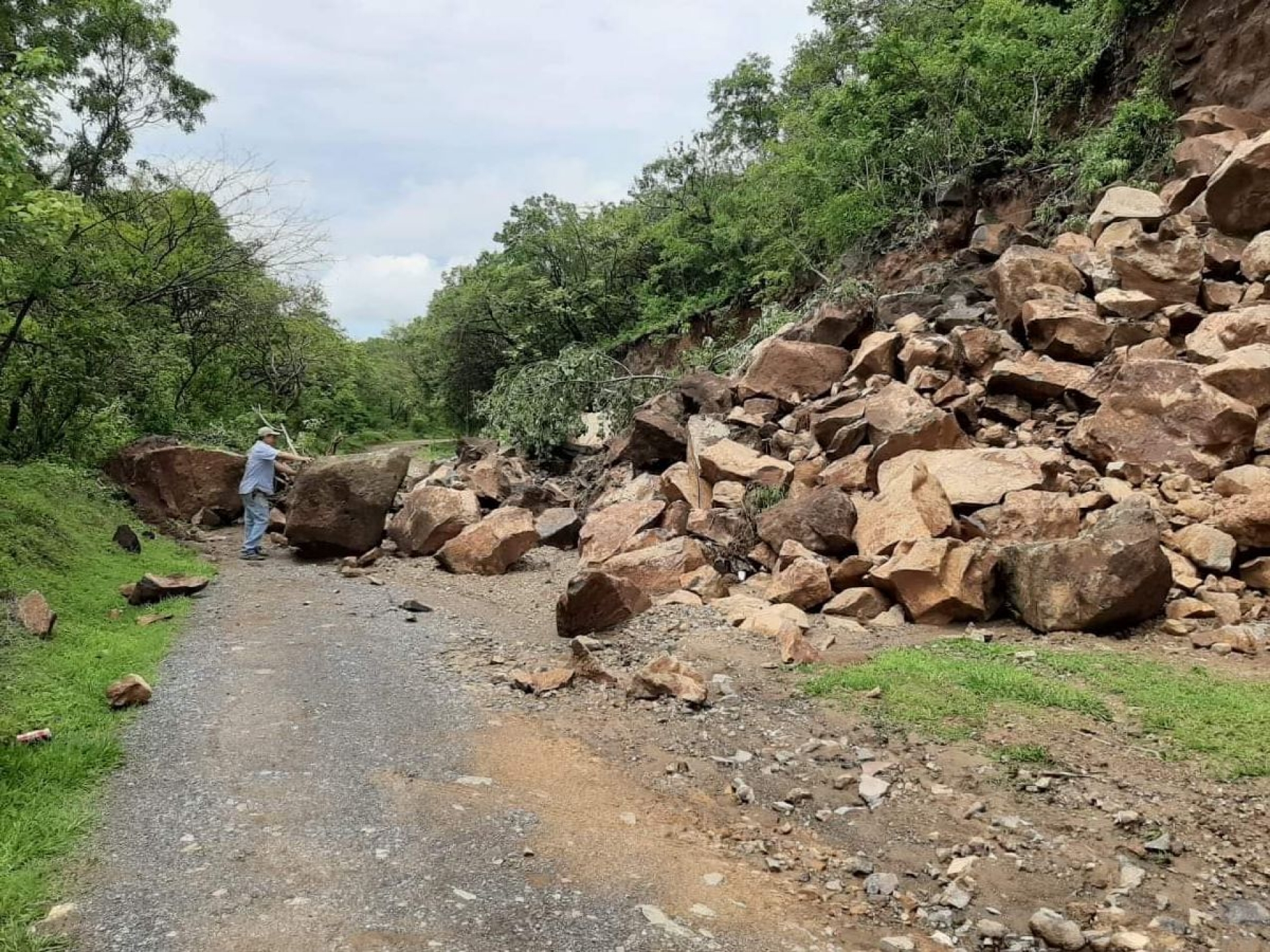 Deslave en cerro deja incomunicada a comunidad de Miacatlán