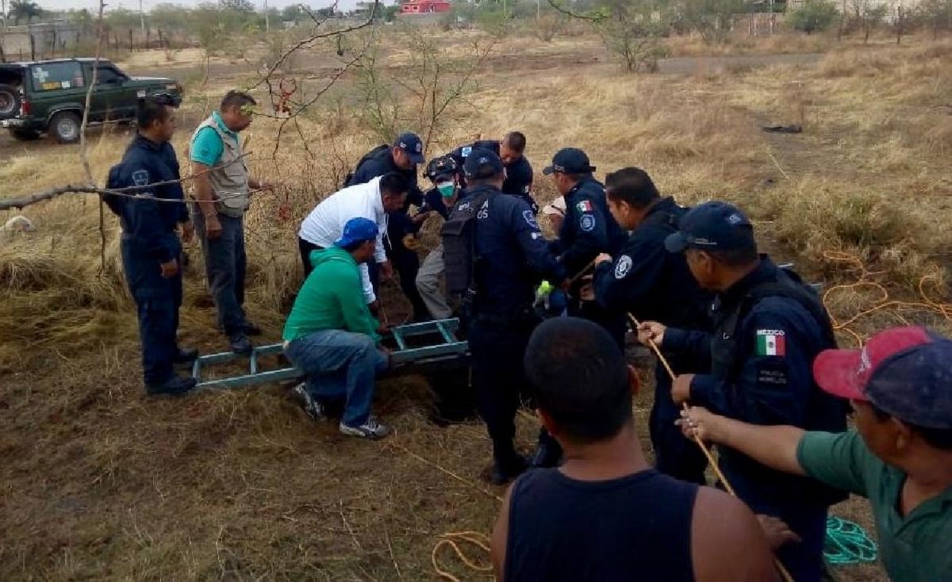 Rescatan a dos jóvenes que se cayeron a un pozo