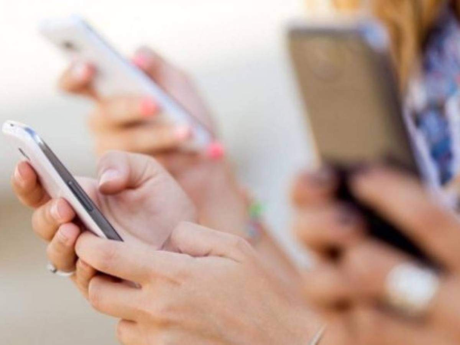 Preocupa aislamiento de jóvenes por uso excesivo de teléfonos: investigador